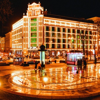 Khreshchatyk in Kyiv - evening Khreshchatyk with lanterns and fountains