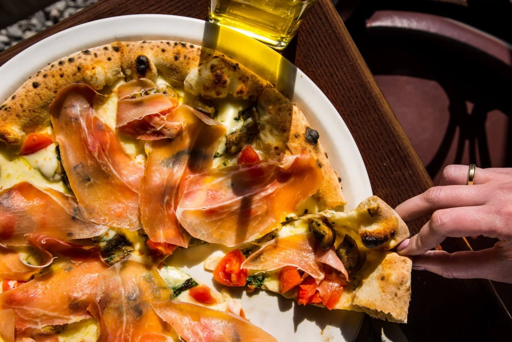 Napule pizzeria: pizza with prosciutto and tomatoes