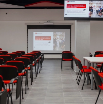 Kooperativ - large conference setup with seating and screen