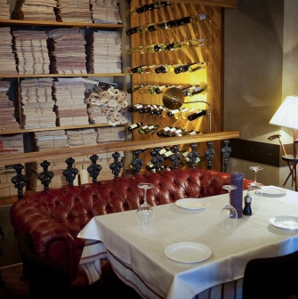 Resraurant Under Wonder - sophisticated dining area featuring extensive bookshelves