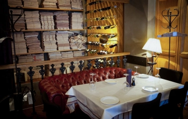 Resraurant Under Wonder - sophisticated dining area featuring extensive bookshelves