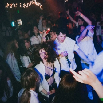 Vechirochka - energetic crowd dancing at night party