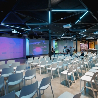 UNIT.City - multi-functional conference hall with high ceilings