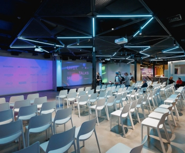 UNIT.City - multi-functional conference hall with high ceilings