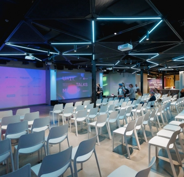UNIT.City - multi-functional conference hall with high ceilings
