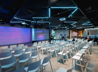 UNIT.City - multi-functional conference hall with high ceilings