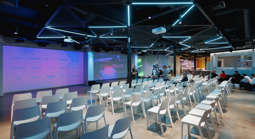 UNIT.City - multi-functional conference hall with high ceilings