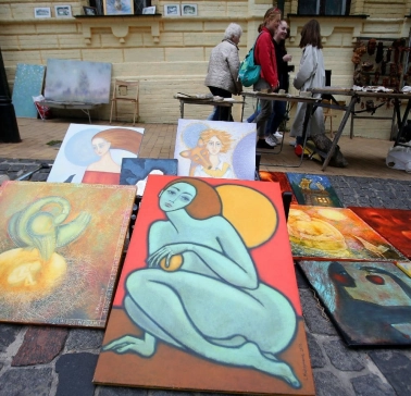 Paintings by artists exhibited on St. Andrew's Descent in Kyiv
