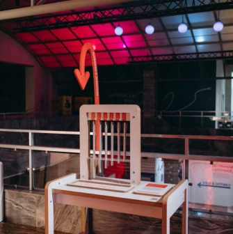 Demonstration exhibit with a red arrow at the Science Museum in Kyiv