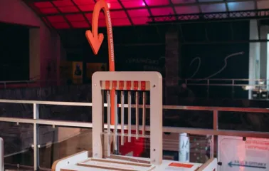 Demonstration exhibit with a red arrow at the Science Museum in Kyiv