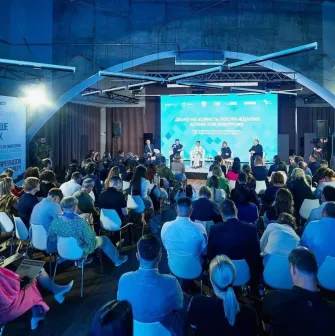 Art-Prychal - busy, large conference hall