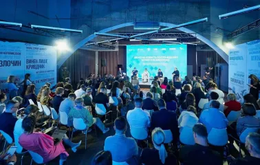 Art-Prychal - busy, large conference hall