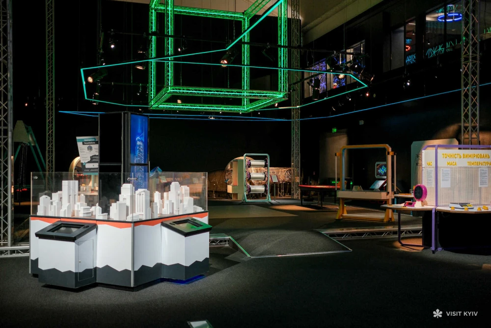 Interactive mathematical exhibits at the Cuboid Museum of Mathematics on VDNG in Kyiv