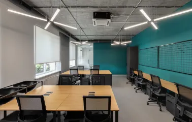 HUB 4.0 - bright, open-plan workspace with desks