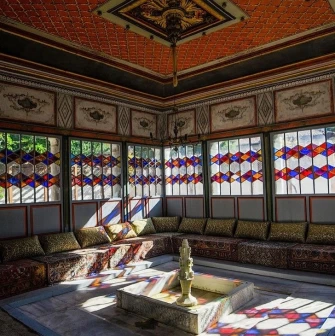 Sofra in Kyiv - an oriental-style room with stained glass windows, a central sink and a fountain