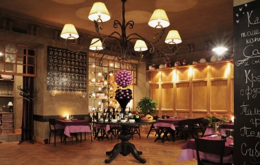 Resraurant Under Wonder - grand dining hall with ornate columns decorative ceiling art