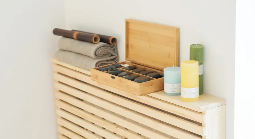 Massage kit with stones and candles in Aura Spa