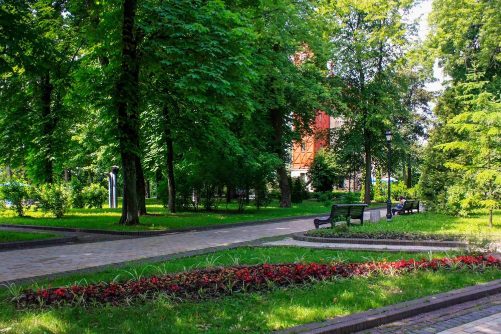 Khreshchatyi Park in Kyiv - landscaped paths with red flower beds