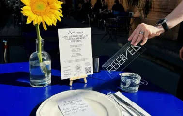 Restaurant Zigzag - outdoor table with a sunflower a reserved sign and cutlery