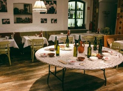 Chachapuri in Kyiv - interior of the dining hall and table for the master class