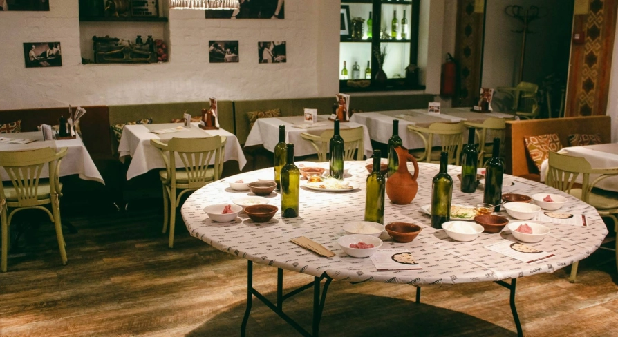 Chachapuri in Kyiv - interior of the dining hall and table for the master class