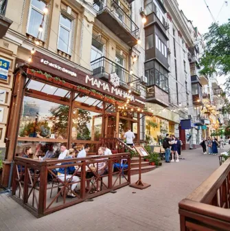 Restaurant Mama Manana - busy outdoor terrace on the street