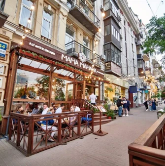 Restaurant Mama Manana - busy outdoor terrace on the street