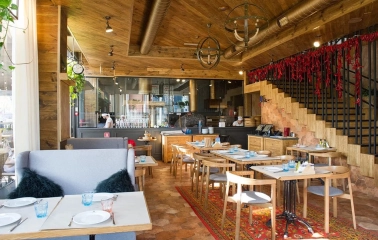 Restaurant Mama Manana - dining area with open kitchen