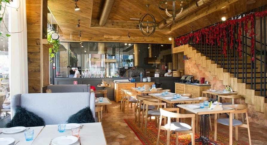 Restaurant Mama Manana - dining area with open kitchen