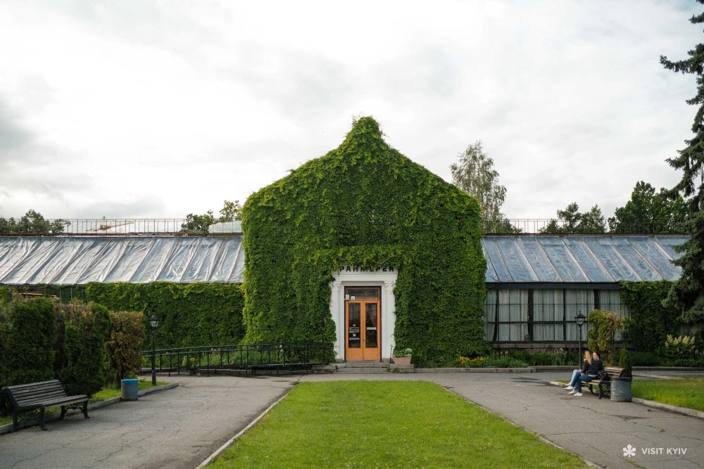 photo of the facade of the greenhouse at VDNG