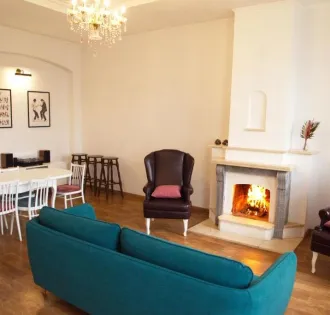 Living room with fireplace in the Kashtan guest house in Kyiv