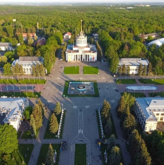 The central alley of VDNKh in Kyiv with a fountain