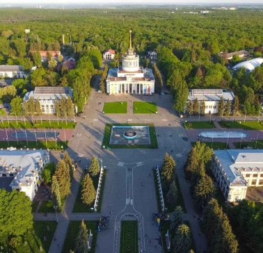 The central alley of VDNKh in Kyiv with a fountain