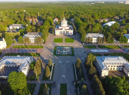The central alley of VDNKh in Kyiv with a fountain