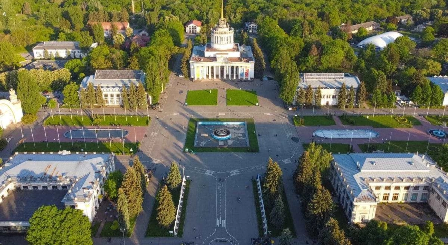 The central alley of VDNKh in Kyiv with a fountain