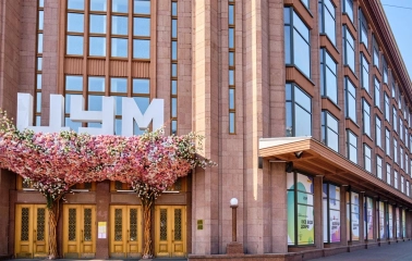 Spring decoration of the entrance to TSUM Kyiv with flowering decorative trees