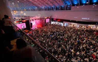 Large crowd watching a concert inside Lavina Mall near the main stage