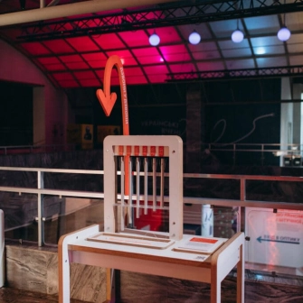 Demonstration exhibit with a red arrow at the Science Museum in Kyiv