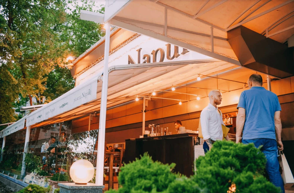Napule pizzeria: summer terrace and entrance