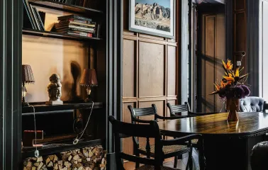 Restaurant Ulyublenyi Diadia - study room with wooden paneling, a desk, and built-in bookshelf