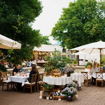 Restaurant Vero Vero - covered outdoor dining terrace with light fixtures and comfortable seating