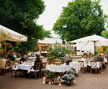 Restaurant Vero Vero - covered outdoor dining terrace with light fixtures and comfortable seating