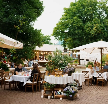 Restaurant Vero Vero - covered outdoor dining terrace with light fixtures and comfortable seating