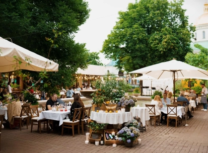 Restaurant Vero Vero - covered outdoor dining terrace with light fixtures and comfortable seating