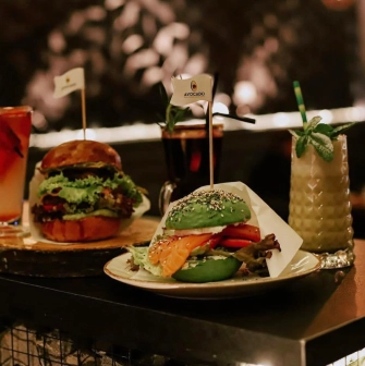 Vugol na Arsenalnii - burgers and cocktails on bar counter