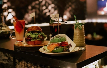 Vugol na Arsenalnii - burgers and cocktails on bar counter