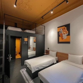 Two-storey room with two single beds and a mezzanine bed at Globe Runner Hostel in Kyiv