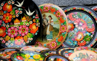 Painted decorative plates in the style of Petrykivka at the souvenir market