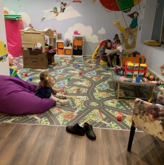 Restaurant Kukhnya Polli - play area for children featuring various toys and a small house structure