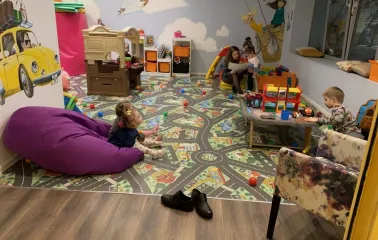 Restaurant Kukhnya Polli - play area for children featuring various toys and a small house structure